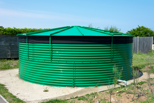 Galvanised water storage tank protected by a tank liner